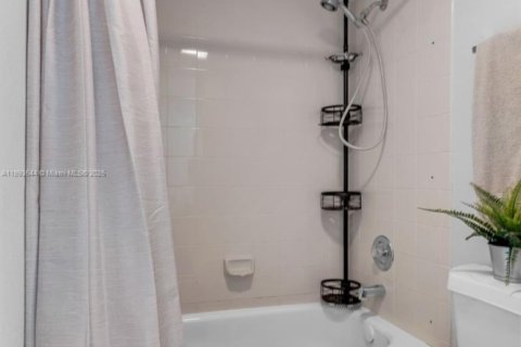House in Plantation, Florida 2 bedrooms, 127.46 sq.m. № 1945550 - photo 19