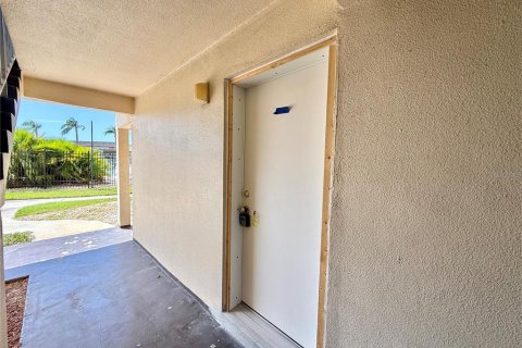 Copropriété à louer à New Port Richey, Floride: 2 chambres, 102.56 m2 № 2167412 - photo 2