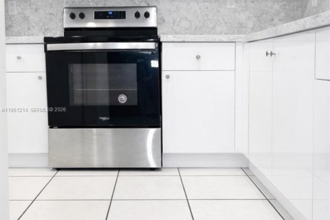 Снять в аренду квартиру в Майами, Флорида 2 спальни, 89м2, № 2007233 - фото 3