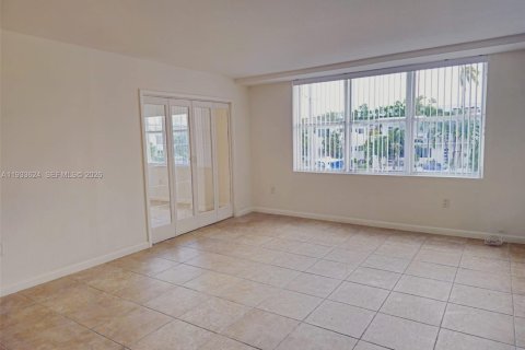 Copropriété à louer à North Miami Beach, Floride: 1 chambre, 84.45 m2 № 1996372 - photo 3