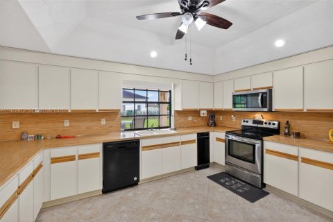 House in Miami, Florida 4 bedrooms, 327.57 sq.m. № 1982697 - photo 25