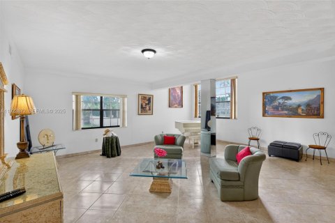 House in Miami, Florida 4 bedrooms, 327.57 sq.m. № 1982697 - photo 12