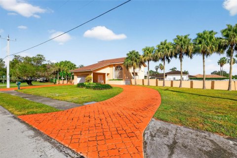 House in Miami, Florida 4 bedrooms, 327.57 sq.m. № 1982697 - photo 4