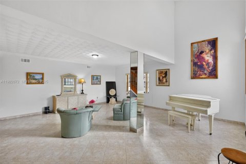 House in Miami, Florida 4 bedrooms, 327.57 sq.m. № 1982697 - photo 11