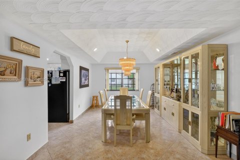 House in Miami, Florida 4 bedrooms, 327.57 sq.m. № 1982697 - photo 18