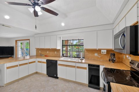 House in Miami, Florida 4 bedrooms, 327.57 sq.m. № 1982697 - photo 26