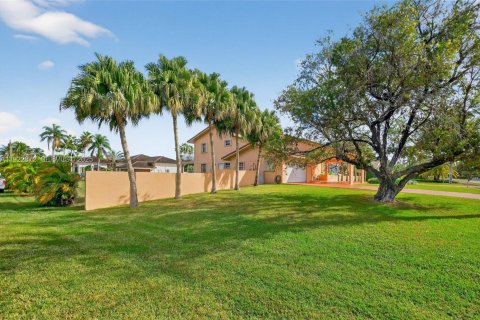 House in Miami, Florida 4 bedrooms, 327.57 sq.m. № 1982697 - photo 1