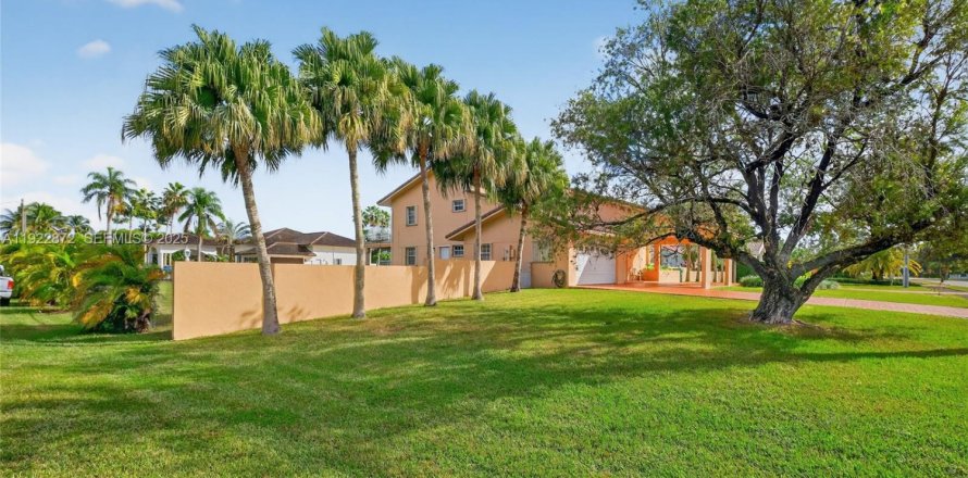 House in Miami, Florida 4 bedrooms, 327.57 sq.m. № 1982697