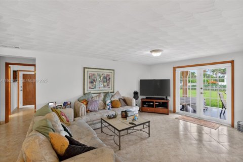 House in Miami, Florida 4 bedrooms, 327.57 sq.m. № 1982697 - photo 20