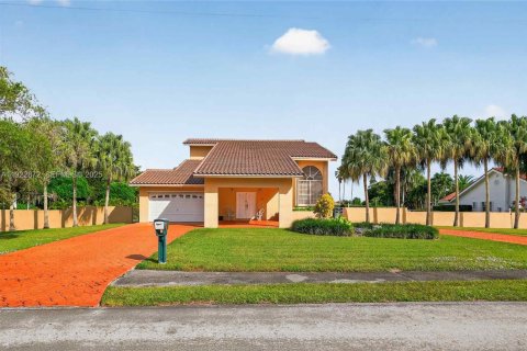 House in Miami, Florida 4 bedrooms, 327.57 sq.m. № 1982697 - photo 2