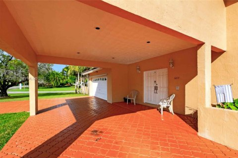 House in Miami, Florida 4 bedrooms, 327.57 sq.m. № 1982697 - photo 6