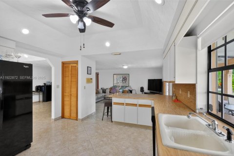 House in Miami, Florida 4 bedrooms, 327.57 sq.m. № 1982697 - photo 27
