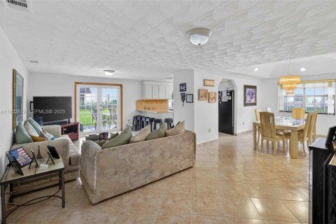 House in Miami, Florida 4 bedrooms, 327.57 sq.m. № 1982697 - photo 17