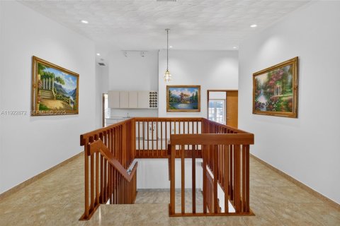 House in Miami, Florida 4 bedrooms, 327.57 sq.m. № 1982697 - photo 29