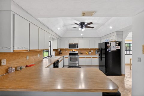 House in Miami, Florida 4 bedrooms, 327.57 sq.m. № 1982697 - photo 24