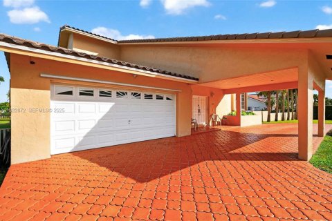 House in Miami, Florida 4 bedrooms, 327.57 sq.m. № 1982697 - photo 7