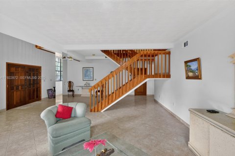 House in Miami, Florida 4 bedrooms, 327.57 sq.m. № 1982697 - photo 15