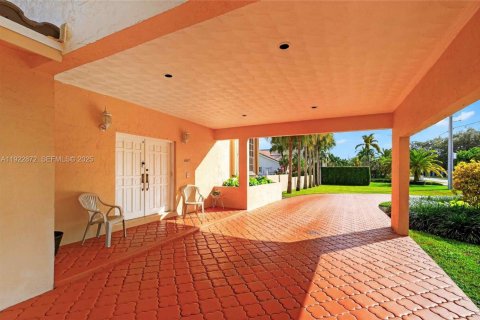 House in Miami, Florida 4 bedrooms, 327.57 sq.m. № 1982697 - photo 8
