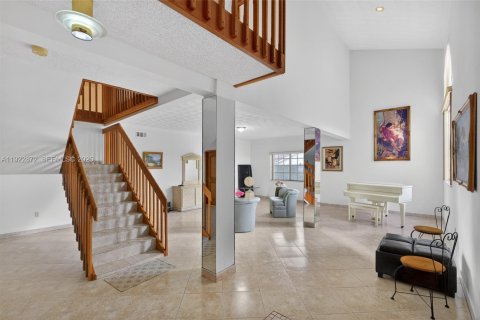 House in Miami, Florida 4 bedrooms, 327.57 sq.m. № 1982697 - photo 10