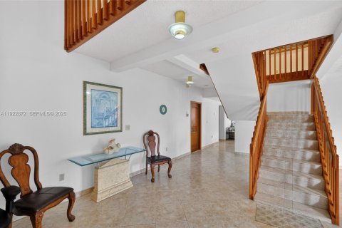 House in Miami, Florida 4 bedrooms, 327.57 sq.m. № 1982697 - photo 14