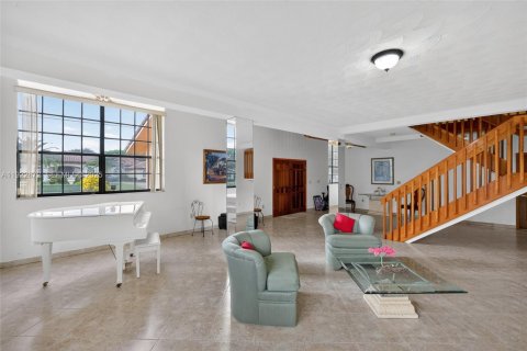 House in Miami, Florida 4 bedrooms, 327.57 sq.m. № 1982697 - photo 13