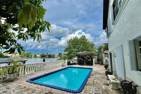 House in Miami, Florida 5 bedrooms, 235.69 sq.m. № 1766395 - photo 9