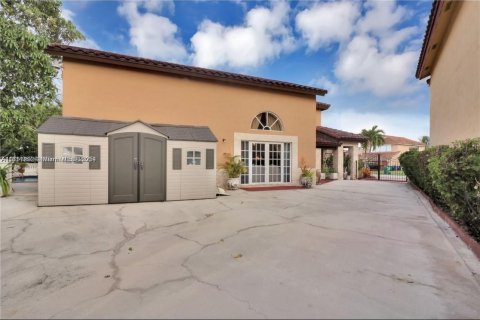 House in Miami, Florida 5 bedrooms, 235.69 sq.m. № 1766395 - photo 17