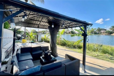 House in Miami, Florida 5 bedrooms, 235.69 sq.m. № 1766395 - photo 25