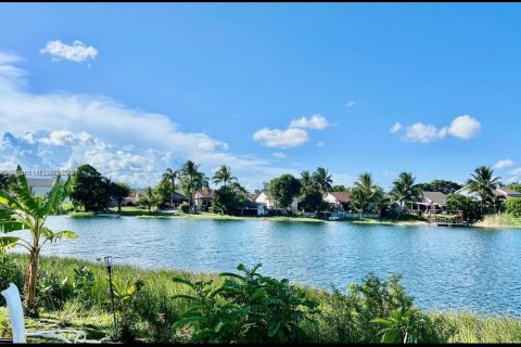 House in Miami, Florida 5 bedrooms, 235.69 sq.m. № 1766395 - photo 13