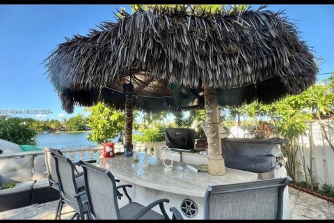 House in Miami, Florida 5 bedrooms, 235.69 sq.m. № 1766395 - photo 24