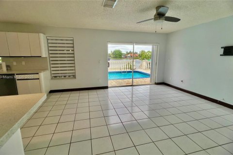 House in Miami, Florida 5 bedrooms, 235.69 sq.m. № 1766395 - photo 7