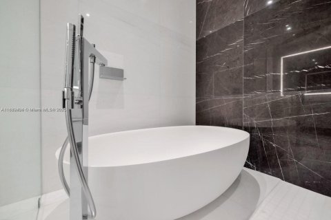 Condominio en alquiler en Miami, Florida, 3 dormitorios, 225.01 m2 № 1947918 - foto 16