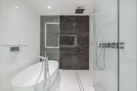 Condominio en alquiler en Miami, Florida, 3 dormitorios, 225.01 m2 № 1947918 - foto 14