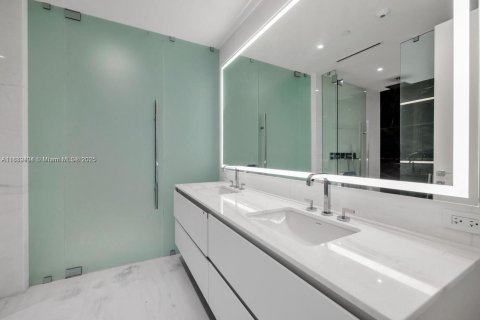 Condominio en alquiler en Miami, Florida, 3 dormitorios, 225.01 m2 № 1947918 - foto 15