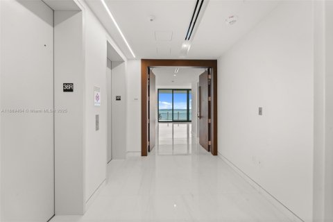 Condominio en alquiler en Miami, Florida, 3 dormitorios, 225.01 m2 № 1947918 - foto 3