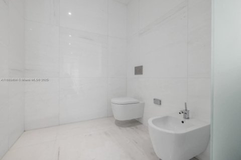 Condominio en alquiler en Miami, Florida, 3 dormitorios, 225.01 m2 № 1947918 - foto 13