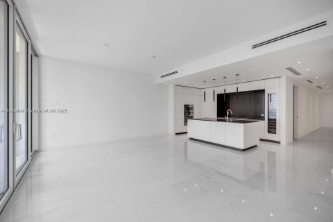 Condominio en alquiler en Miami, Florida, 3 dormitorios, 225.01 m2 № 1947918 - foto 6