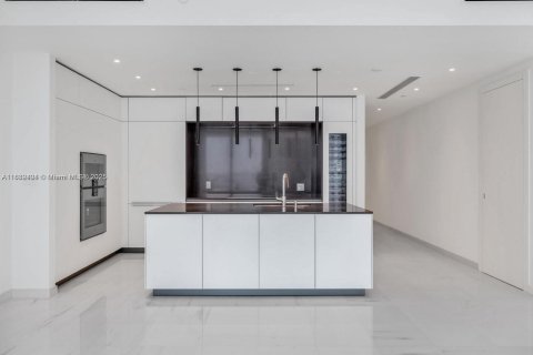 Condominio en alquiler en Miami, Florida, 3 dormitorios, 225.01 m2 № 1947918 - foto 4