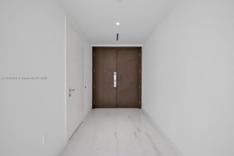 Condominio en alquiler en Miami, Florida, 3 dormitorios, 225.01 m2 № 1947918 - foto 2