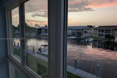 Condo in Pompano Beach, Florida, 2 bedrooms  № 1792455 - photo 1