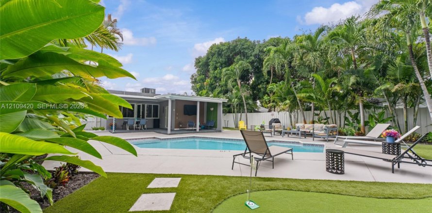 House in Hollywood, Florida 2 bedrooms, 95.97 sq.m. № 2426078
