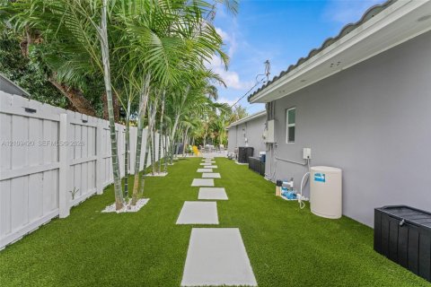 House in Hollywood, Florida 2 bedrooms, 95.97 sq.m. № 2426078 - photo 8