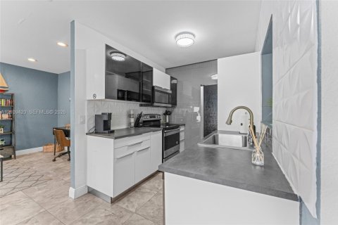 House in Hollywood, Florida 2 bedrooms, 95.97 sq.m. № 2426078 - photo 14