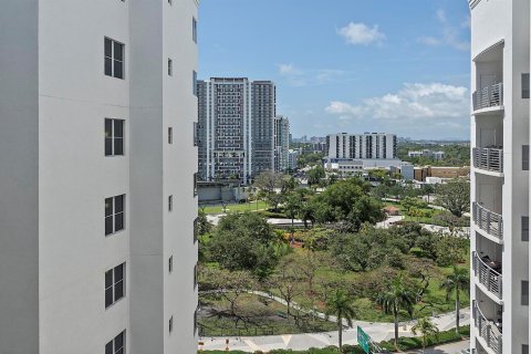 Condo in Hollywood, Florida, 2 bedrooms № 2175621 - photo 17