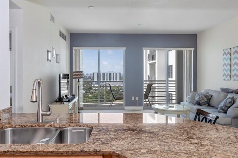 Condo in Hollywood, Florida, 2 bedrooms № 2175621 - photo 4