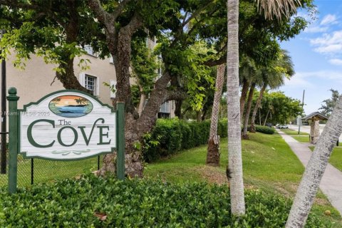 Condo in Cutler Bay, Florida, 2 bedrooms  № 1809539 - photo 25