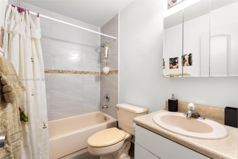 Condo in Cutler Bay, Florida, 2 bedrooms  № 1809539 - photo 13