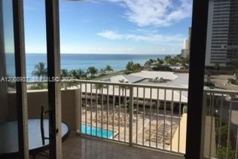 Copropriété à louer à Hallandale Beach, Floride: 1 chambre, 80.82 m2 № 2170956 - photo 2
