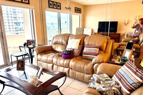 Copropriété à louer à Hallandale Beach, Floride: 1 chambre, 80.82 m2 № 2170956 - photo 7