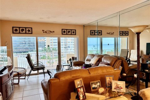 Copropriété à louer à Hallandale Beach, Floride: 1 chambre, 80.82 m2 № 2170956 - photo 5